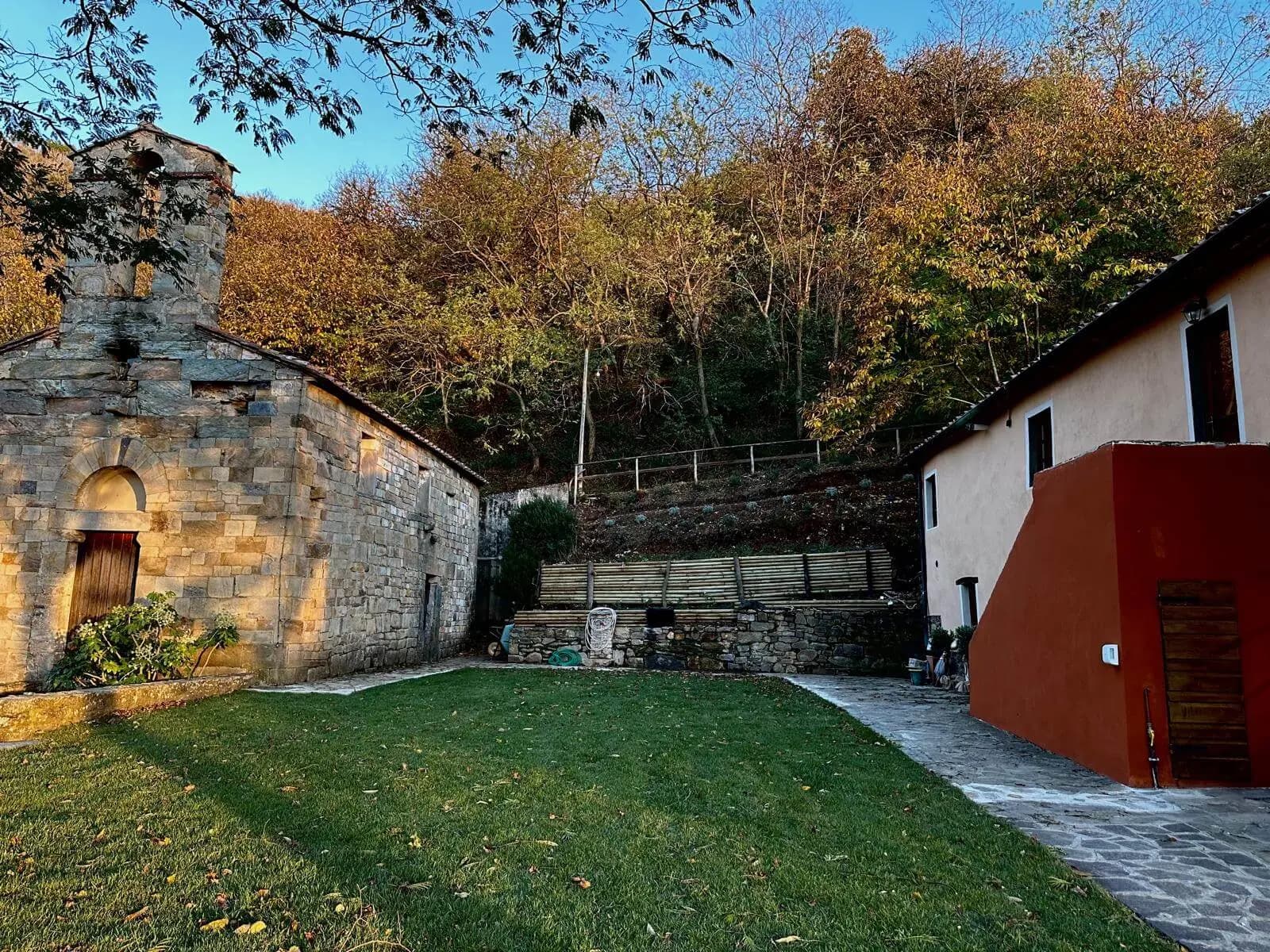 Il cortile dell'Eremo di San Bernardo con il prato