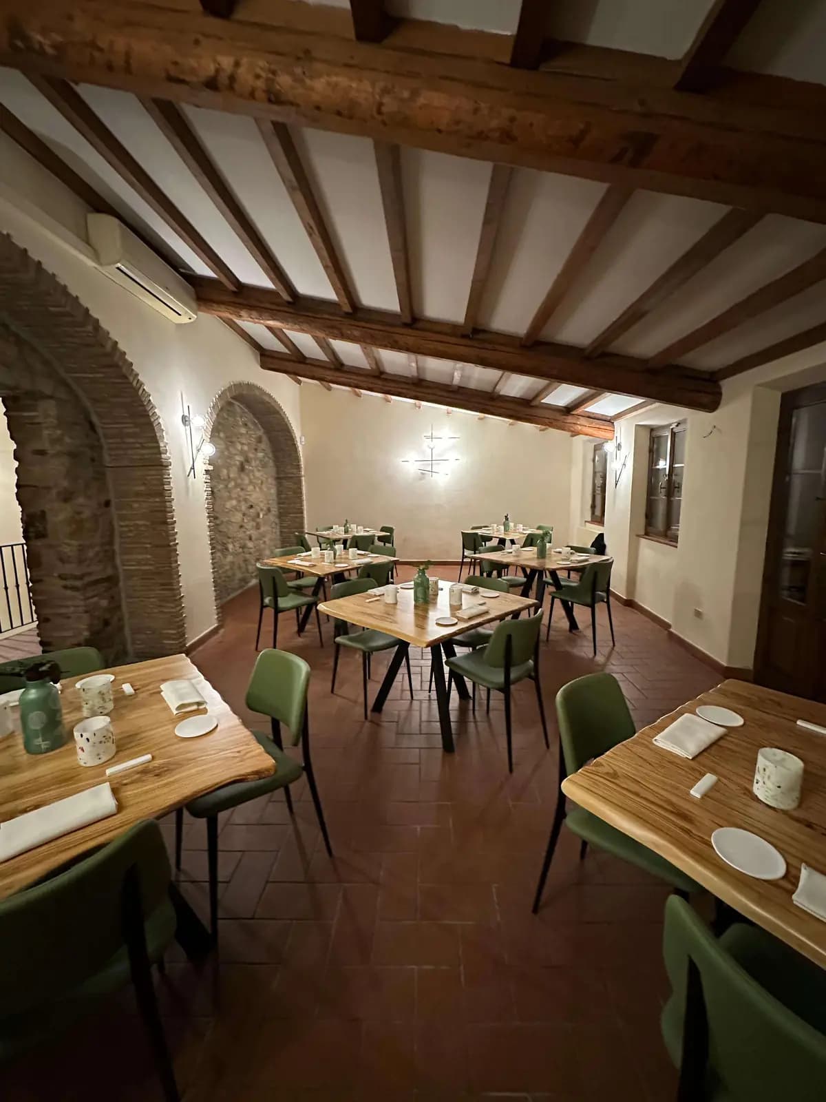 La sala interna con il soffitto a travi