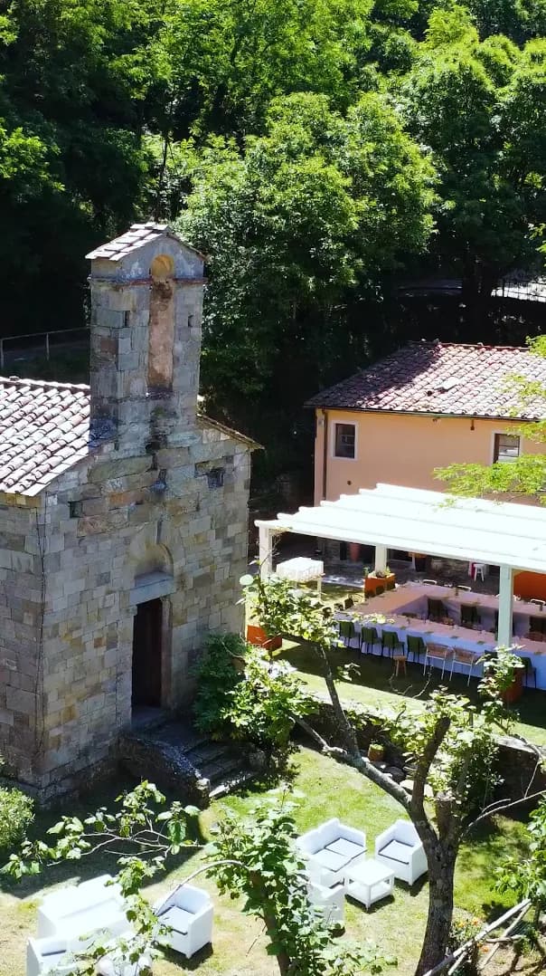 L'Eremo di San Bernardo visto dall'alto, con la terrazza del ristorante