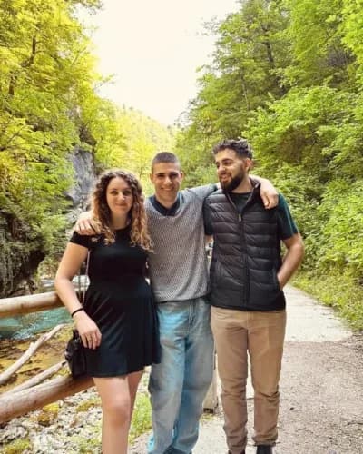 Eva, Nico e Juri Poli su un sentiero del Monte Pisano