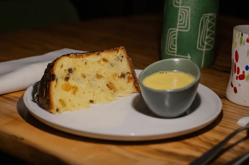 Una fetta di panettone artigianale con la crema allo zabaione.