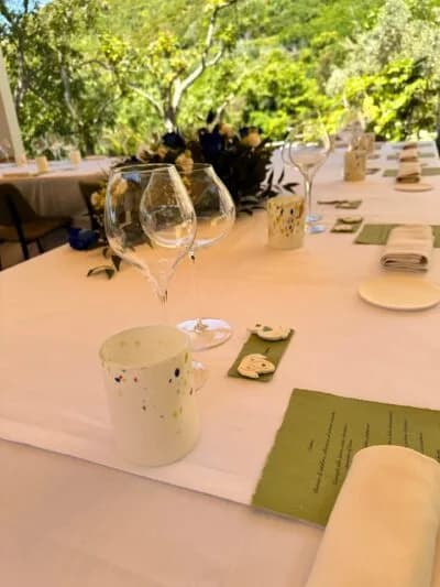Tavolo apparecchiato nella sala