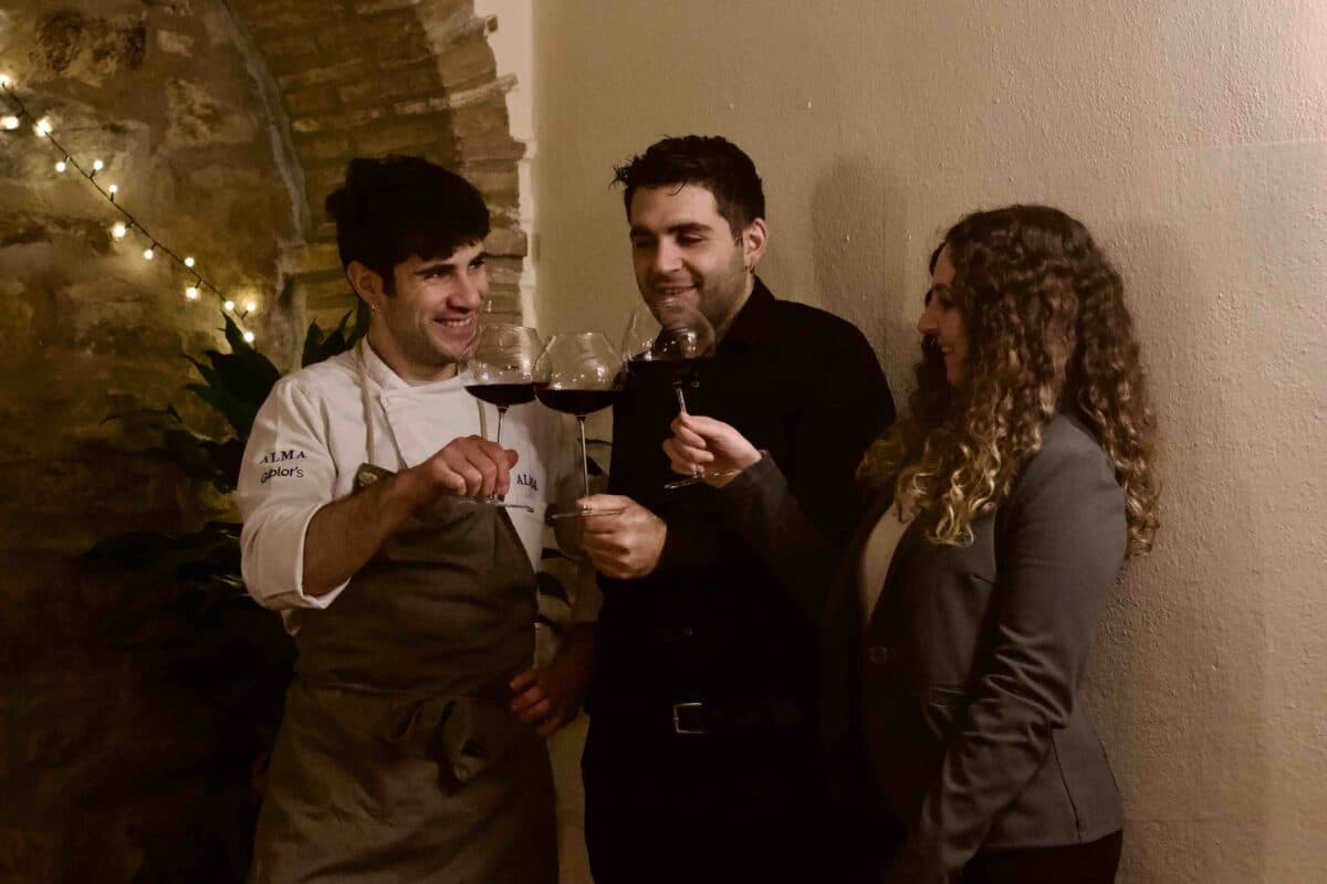 Una tavolata all'aperto al San Bernardo.