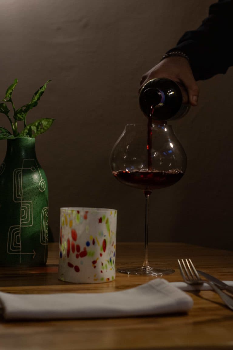 Calice di vino rosso biodinamico servito al ristorante b&b san bernardo a Calci in Pisa