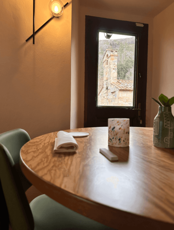 Un'elegante mise en place pronta ad accogliervi per il pranzo di Pasqua, con la suggestiva chiesa sullo sfondo a rendere l’atmosfera ancora più speciale.