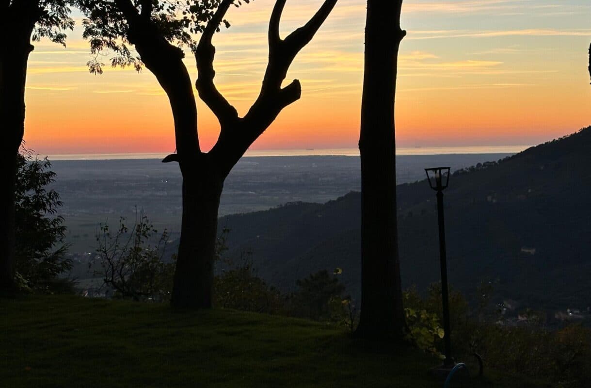 Una foto al tramonto del panorama che si può vedere dal ristorante